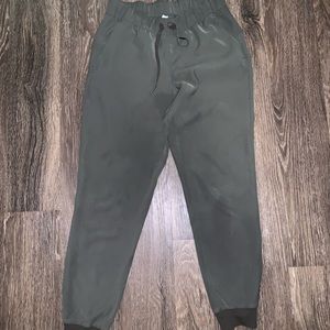 LULULEMON On The Fly WOVEN jogger size 6